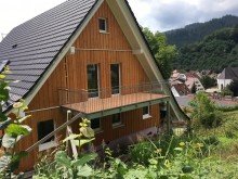 Hausansicht Balkon_Wolfach Moderne Wohnung in ruhiger, zentrumsnaher Lage mit Balkon und offener K�che in Wolfach